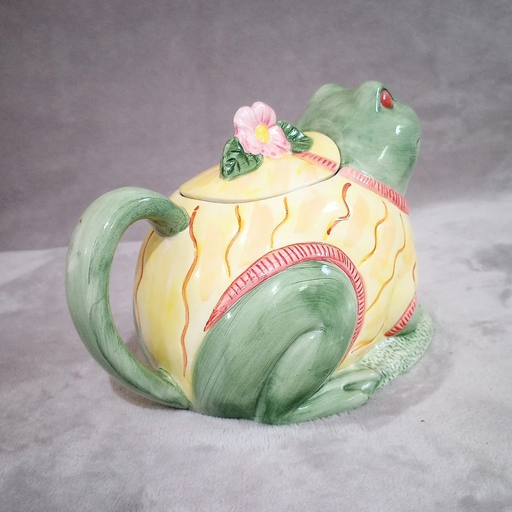 Vintage Mann Ceramic Figural Frog Teapot Frog Theme Amphibian